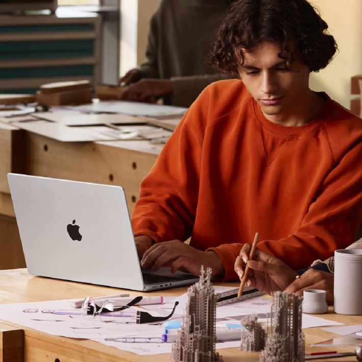 Notebook 16" - Apple MacBook Pro - M5 Max CPU...